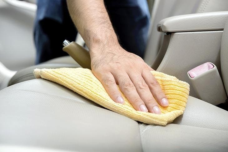 Nettoyer les sièges de la voiture 