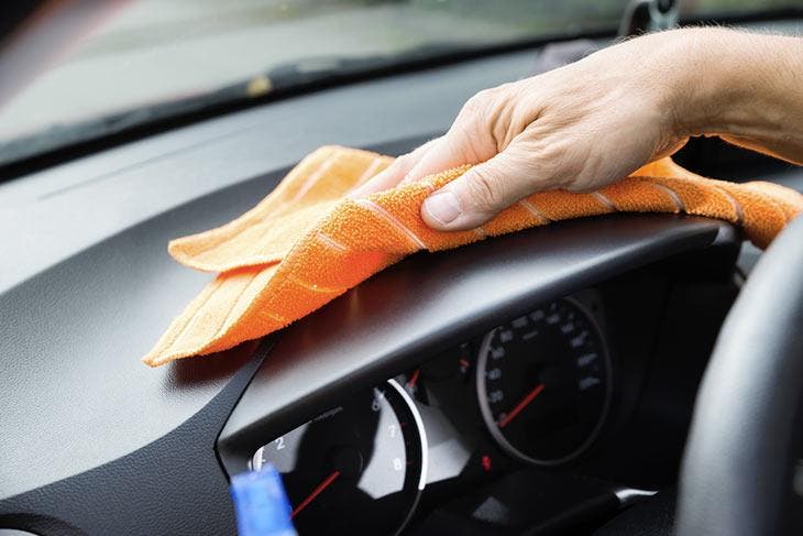 Nettoyer tableau de bord voiture 