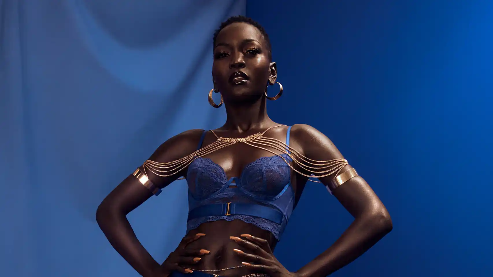 Portrait de Nyakim Gatwech, mannequin sud-soudanaise au teint d'ébène