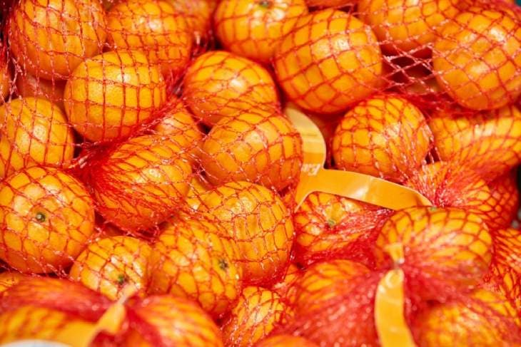 Oranges dans des filets rouges