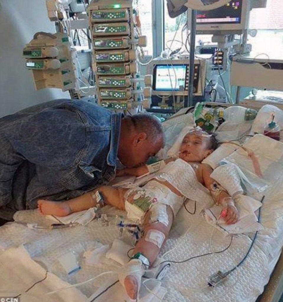 Un père au cœur brisé embrasse une dernière fois sa fille morte à cause de la maman