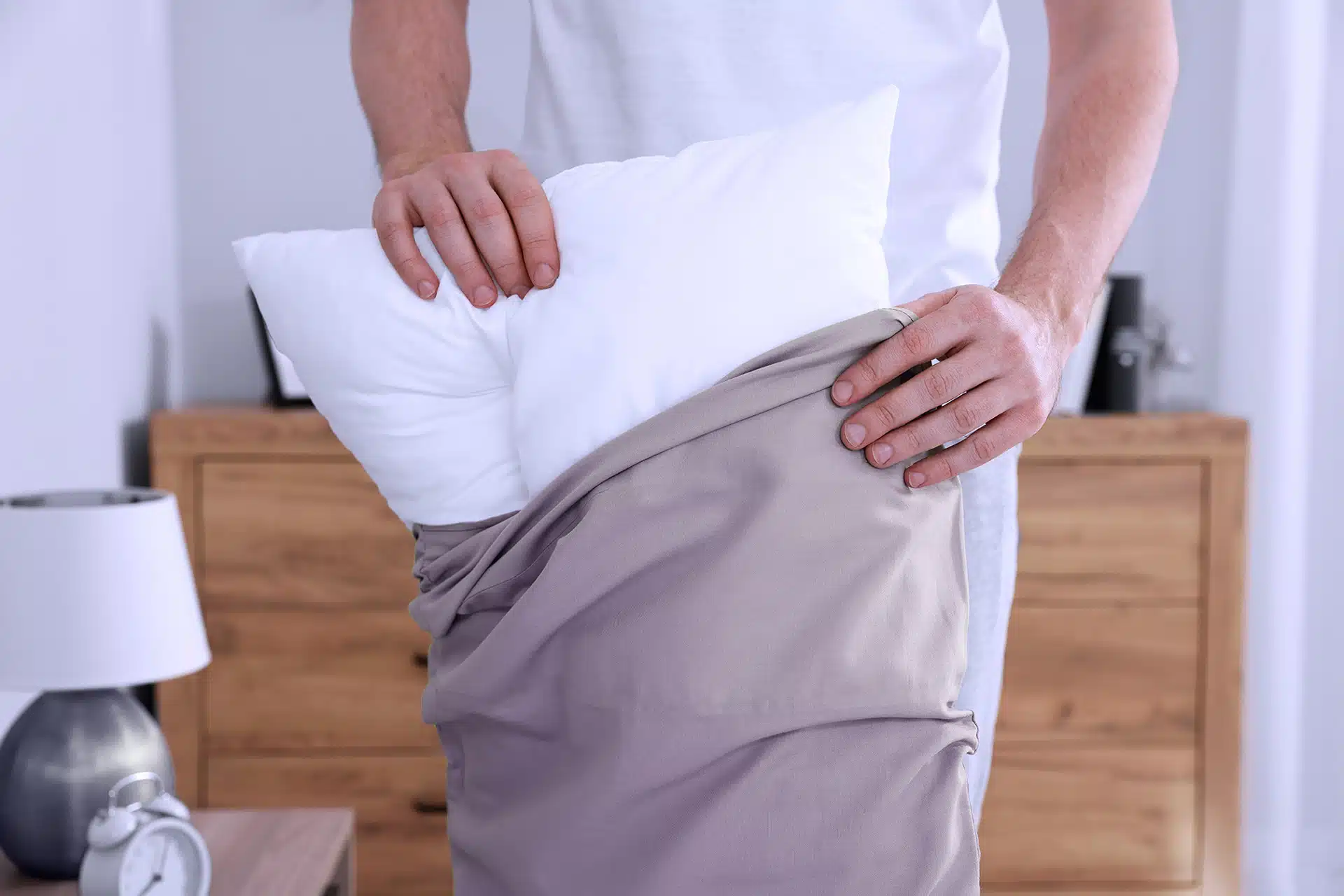 Personne changeant la taie de son oreiller