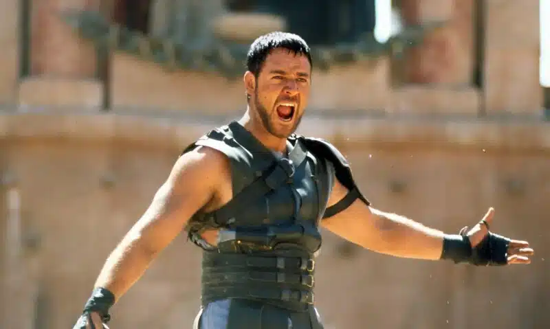 Russell Crowe en Gladiator, armure et regard déterminé