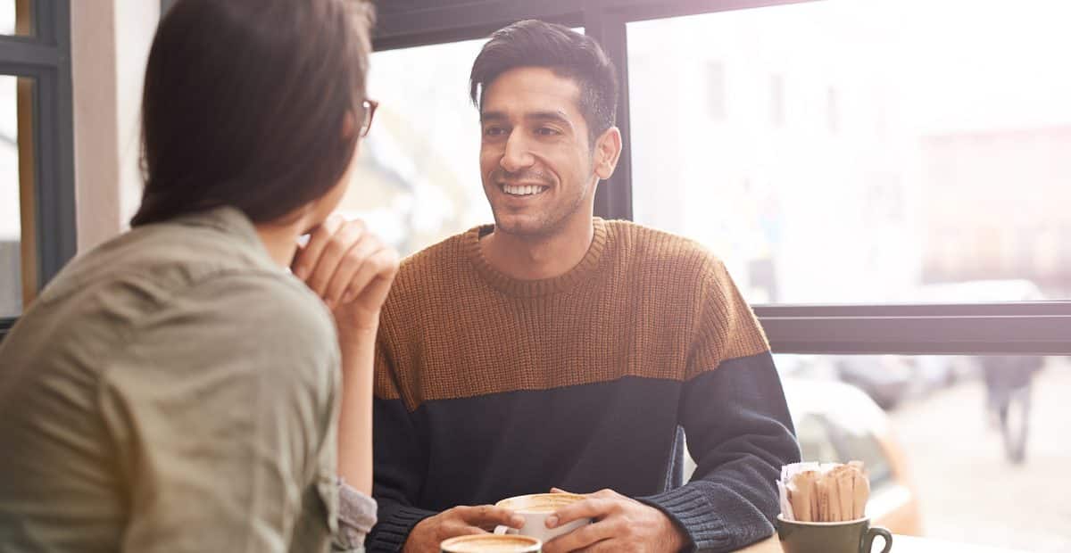 Illustration d'une personne seule mais sereine dans un environnement calme