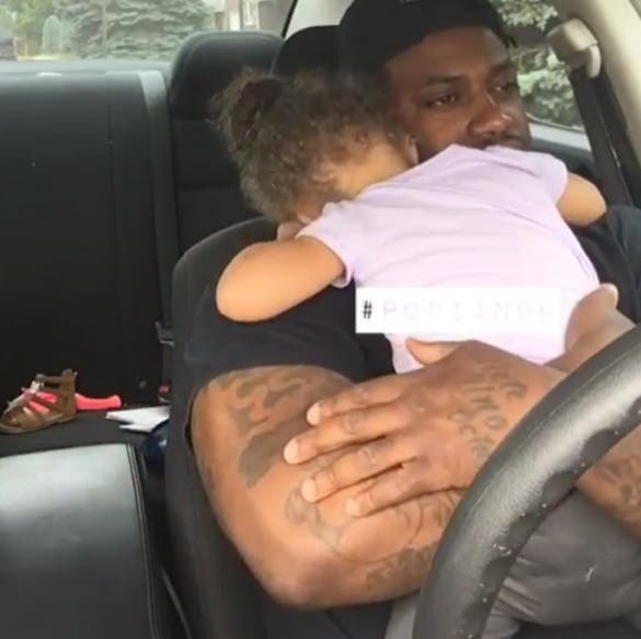 Sa fille se met à pleurer.