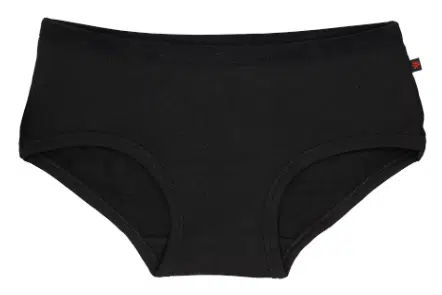Femme confiante portant des sous-vêtements noirs