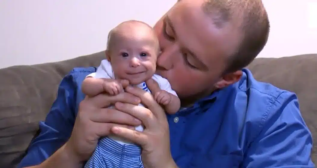 Les parents de Mathieu le regardent avec tendresse, unis autour de lui