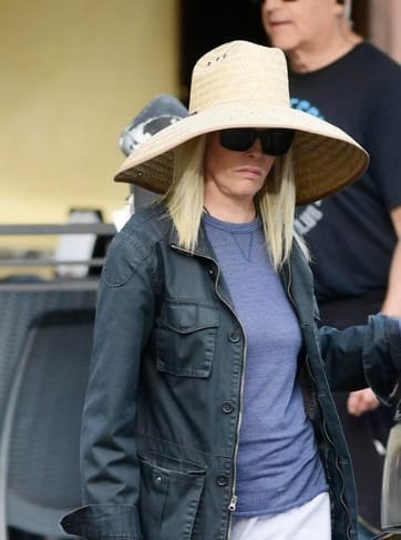 Kim Basinger souriant légèrement, regard clair