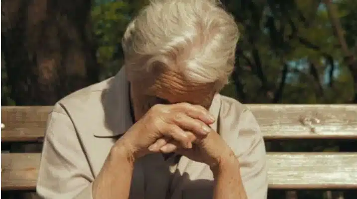 Un adolescent souriant s'adressant à une femme avec un bébé