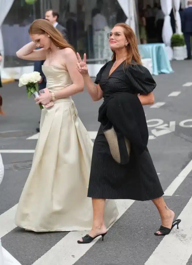 Greer Shields en robe de diplômée