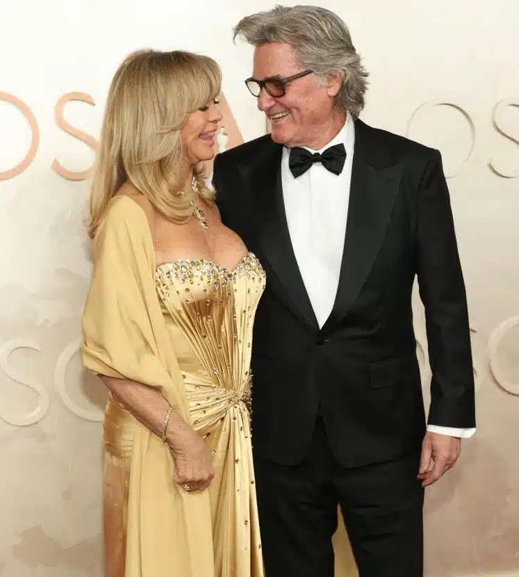 Goldie Hawn et Kurt Russell se regardant avec tendresse