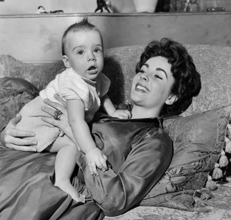 Photo rapprochée d'Elizabeth Taylor tenant son fils