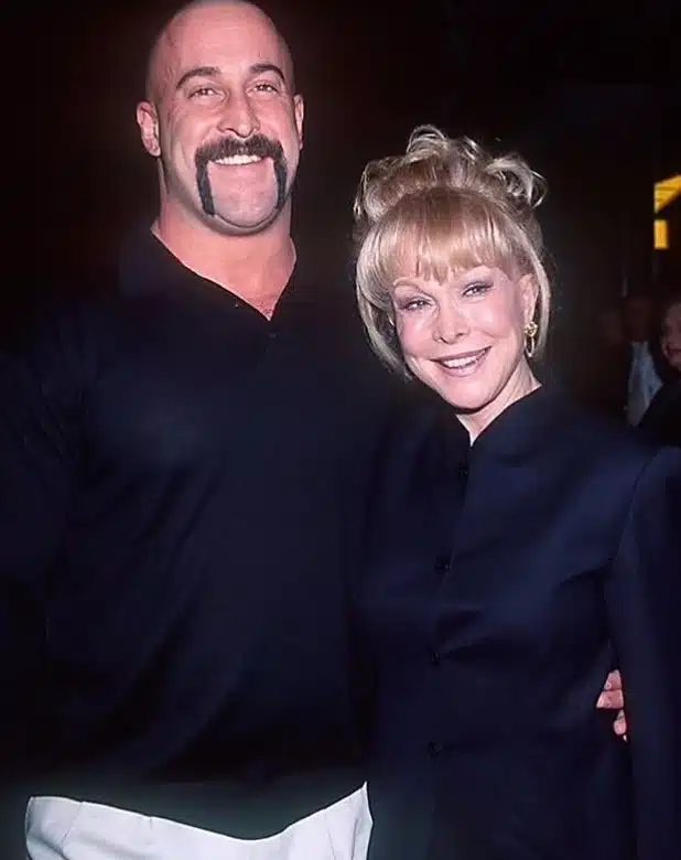 Barbara Eden posant avec élégance, des années plus tard