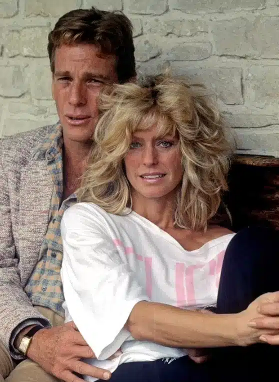 Photo de Ryan O'Neal et Farrah Fawcette enlacés et souriants