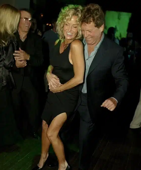 Portrait de Ryan O'Neal et Farrah Fawcett regardant l'objectif