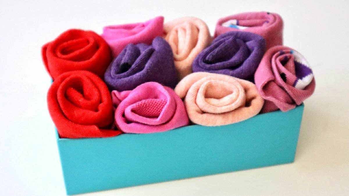 Transformer de vieilles chaussettes en roses décoratives
