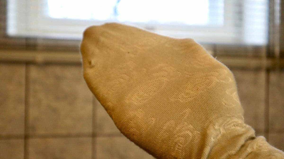 Transformer une vieille chaussette en gant de nettoyage