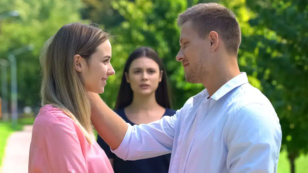 Femme regardant par la fenêtre, l'air préoccupé