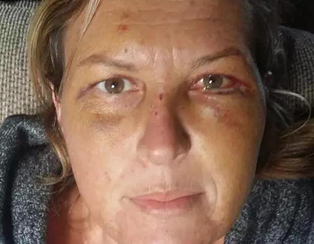 Un père ivre et violent arrive chez la mère d’accueil