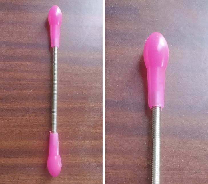 Un ressort métallique avec des extrémités en plastique