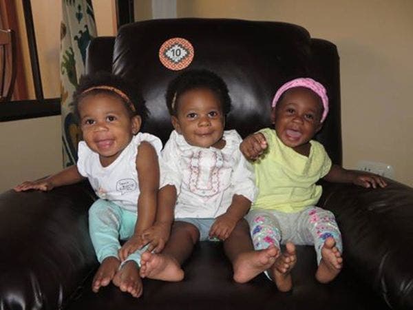 Une femme accouche de 3 enfants noirs
