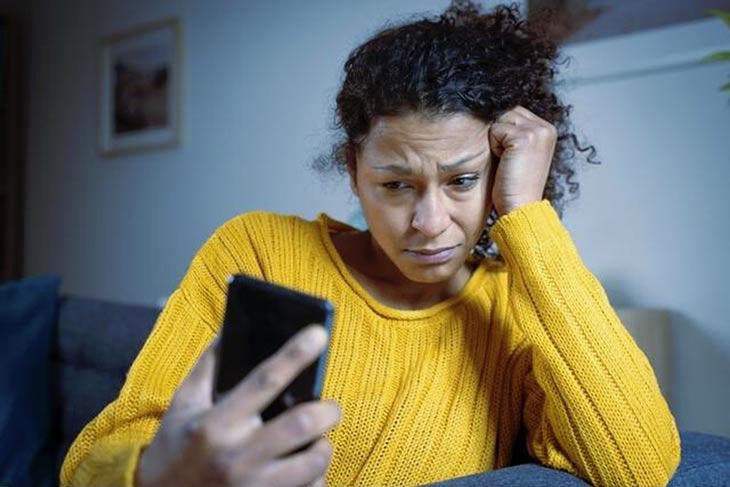 Une femme regarde son téléphone