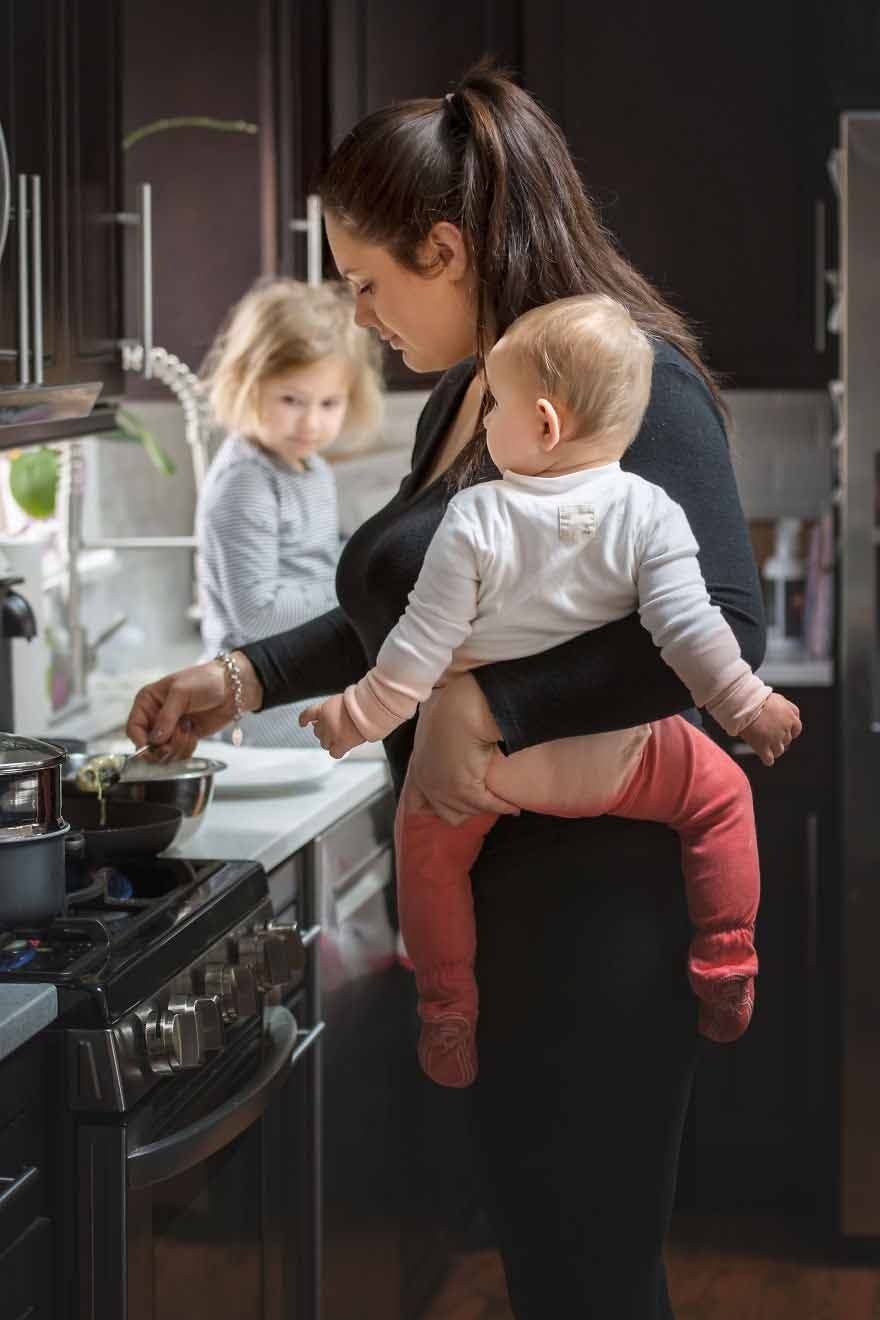 Une maman qui prépare à manger avec une seule main