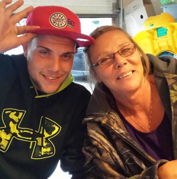 Une mère est entrain de dire adieu à son fils mourant