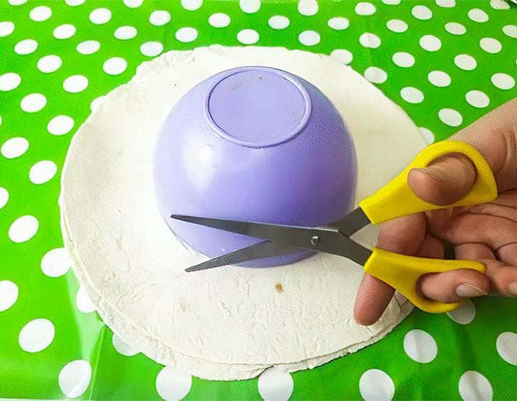 Utilisez un bol pour découper la galette et lui donner la taille souhaitée