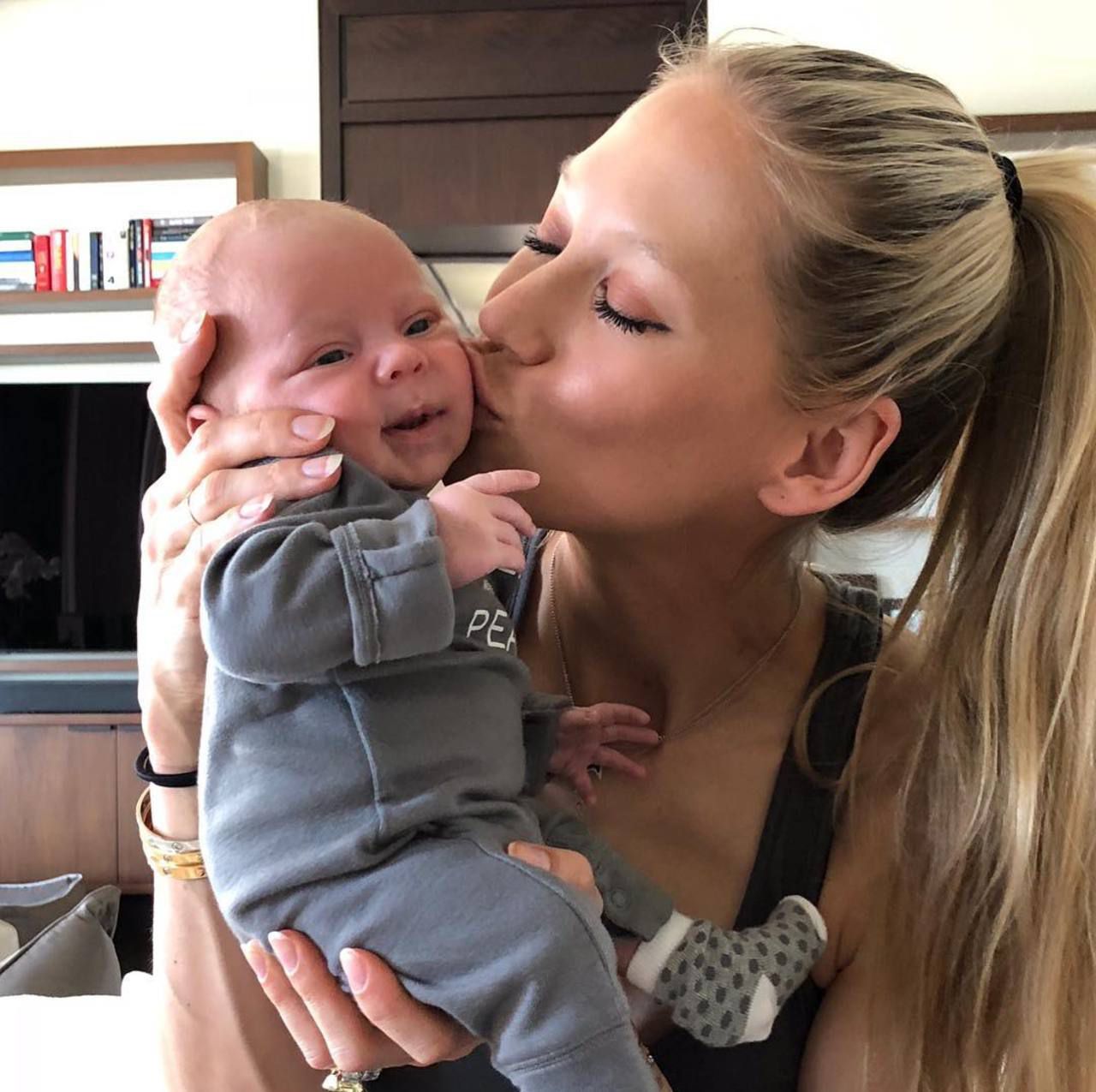 Photo de famille montrant Enrique Iglesias, Anna Kournikova et leurs enfants