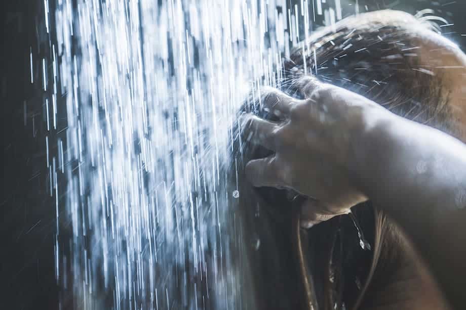 Femme se lavant les cheveux sous la douche