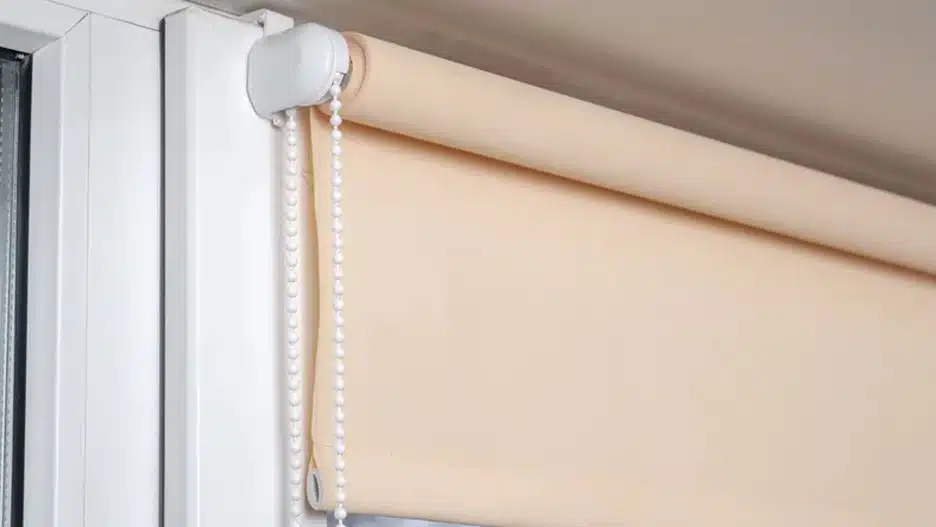 Store en tissu légèrement poussiéreux laissant passer la lumière