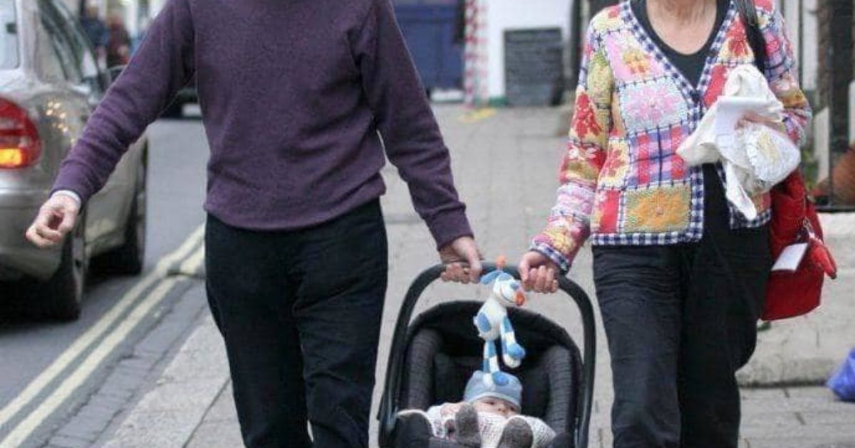 « Une future star ! » À 62 ans, une mère courageuse qui a donné naissance à son fils le présente aujourd’hui en adulte, éblouissant tout le monde.