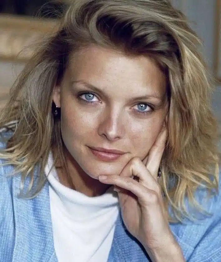 À 66 ans, elle défie le temps : les clichés de Michelle Pfeiffer près de la piscine enflamme internet