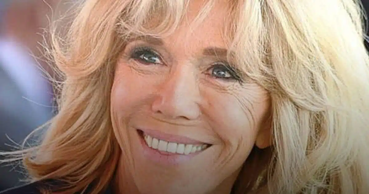 À 71 ans, Brigitte Macron a un secret bien à elle pour paraître plus jeune… et tout se joue dans sa coiffure !