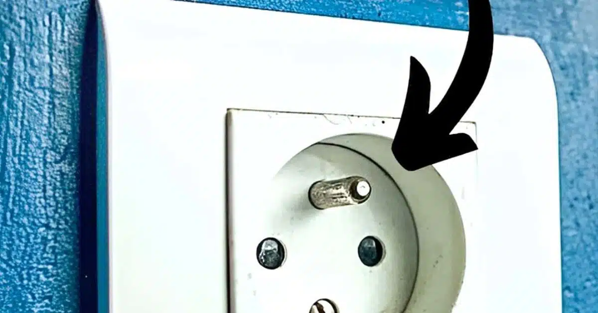À sert la borne métallique de la prise ?