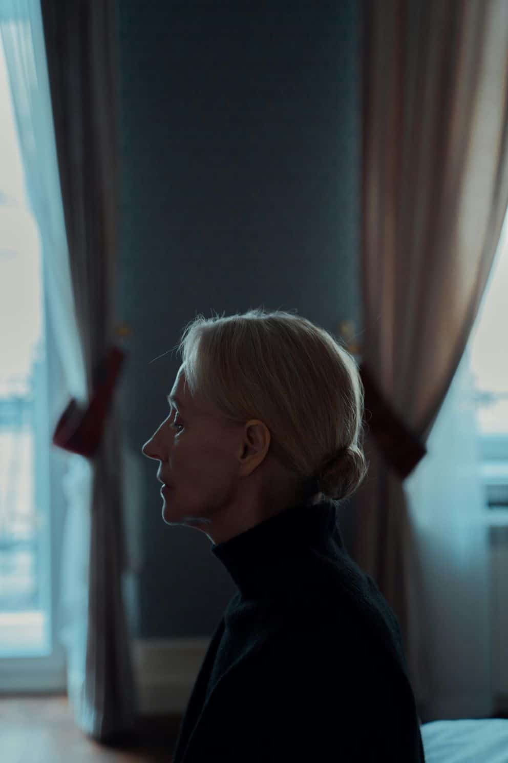 Porte de chambre fermée dans un couloir calme