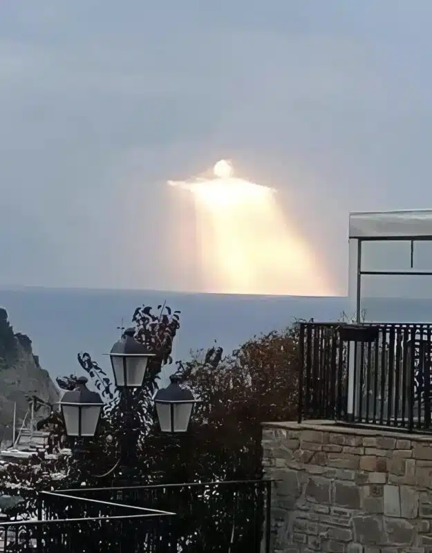 Gros plan sur la forme du nuage, montrant les détails de la silhouette