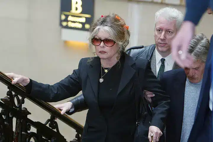 Brigitte Bardot lors d'une conférence de presse ou d'une audience judiciaire