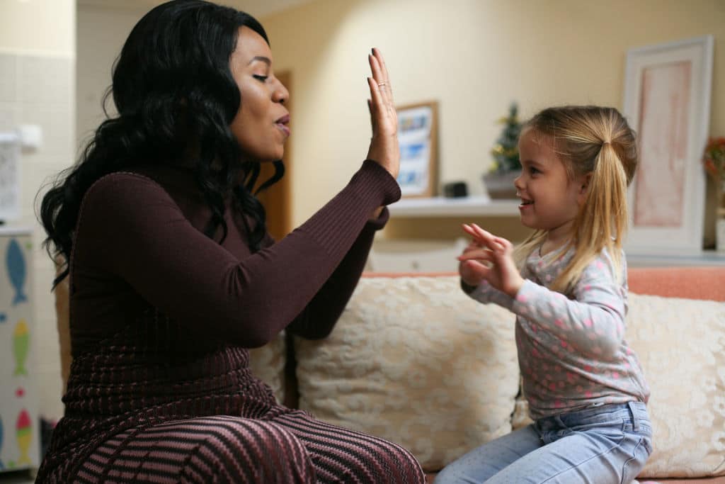 Femme partageant un moment tendre avec un enfant