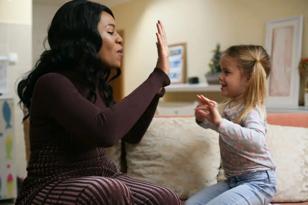 Femme partageant un moment tendre avec un enfant