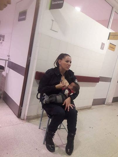 Une policière allaite un bébé