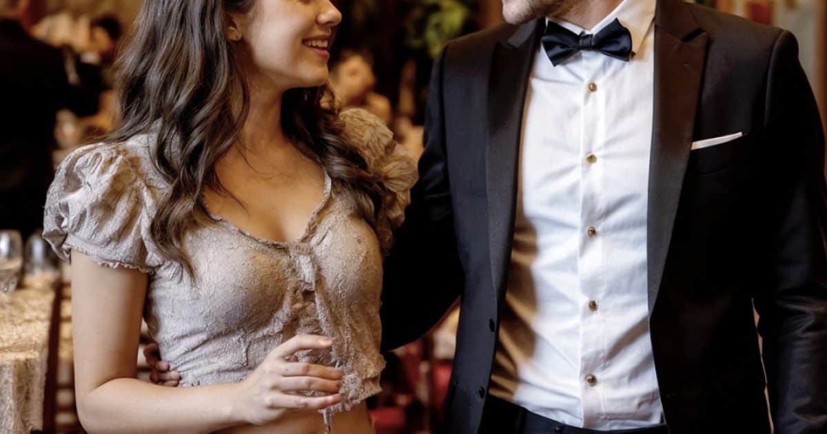 Apprenant que ses parents venaient lui rendre visite, un homme riche a supplié une jeune fille sans abri de jouer le rôle de sa fiancée pour une seule soirée