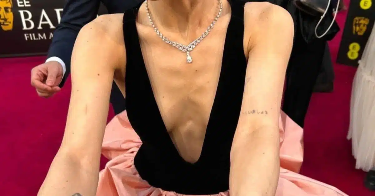 Ariana Grande signe des photos pour ses fans aux BAFTA et tout le monde remarque la même chose