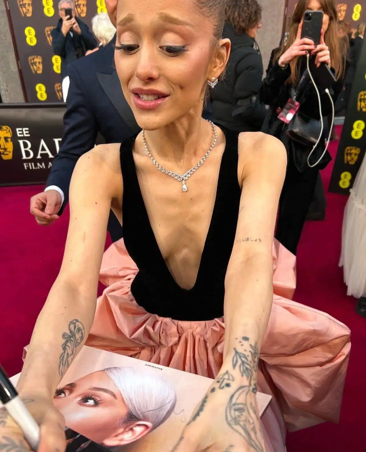 Ariana Grande signe des photos pour ses fans aux BAFTA et tout le monde remarque la même chose