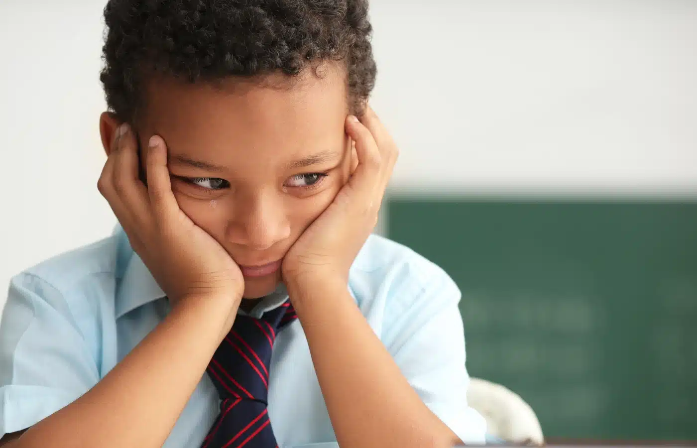 Enfant perplexe devant ses devoirs