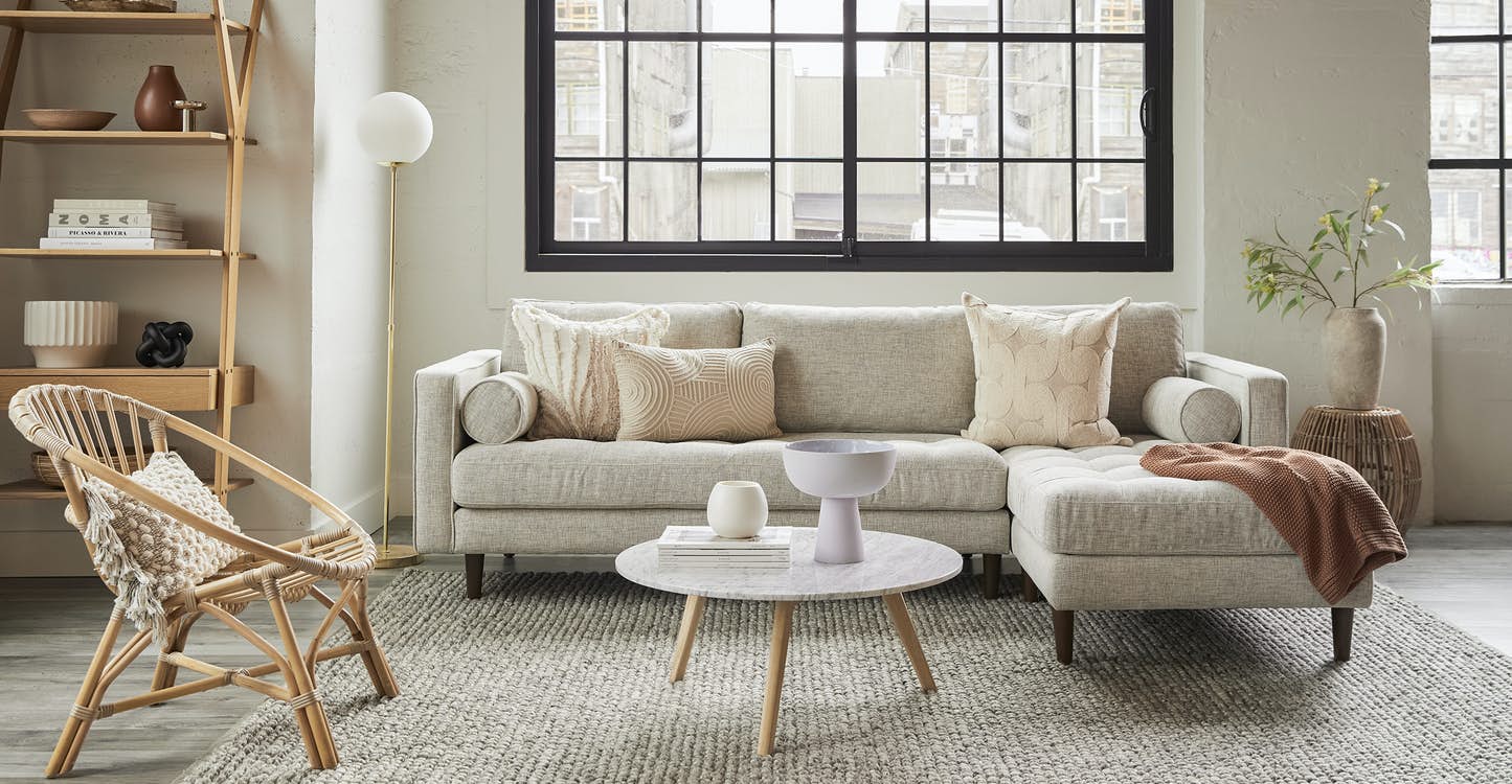 Scène familiale chaleureuse entre Julien, Émilie et Lila