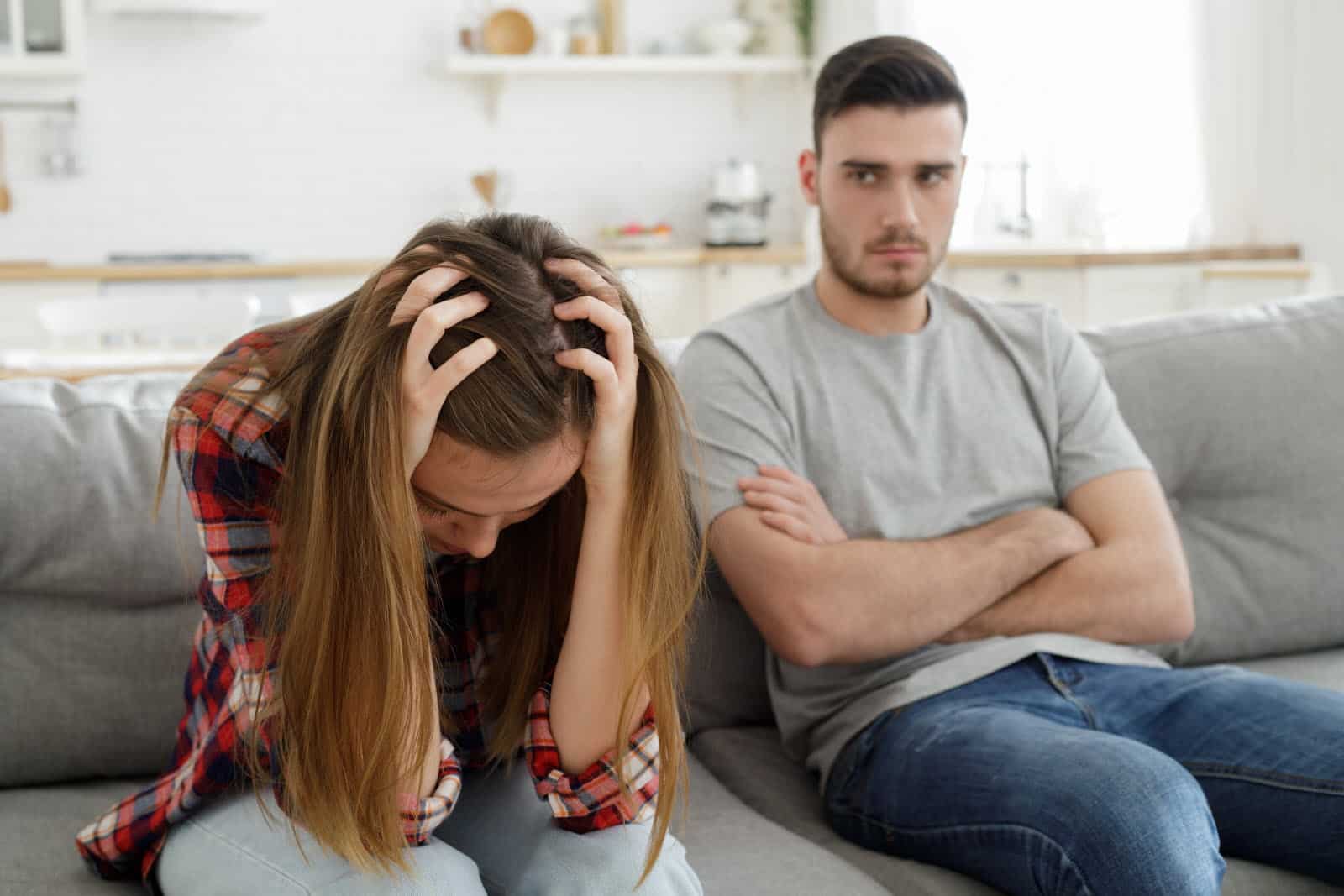 Couple assis à table sans échanger de regards