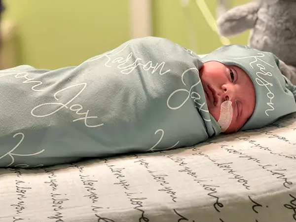 Bébé Karson souriant après son rétablissement