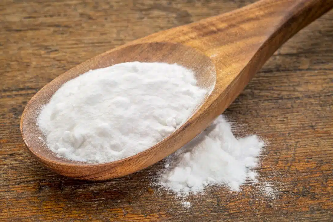 Bicarbonate de soude sur une cuillère, produit polyvalent pour l'entretien